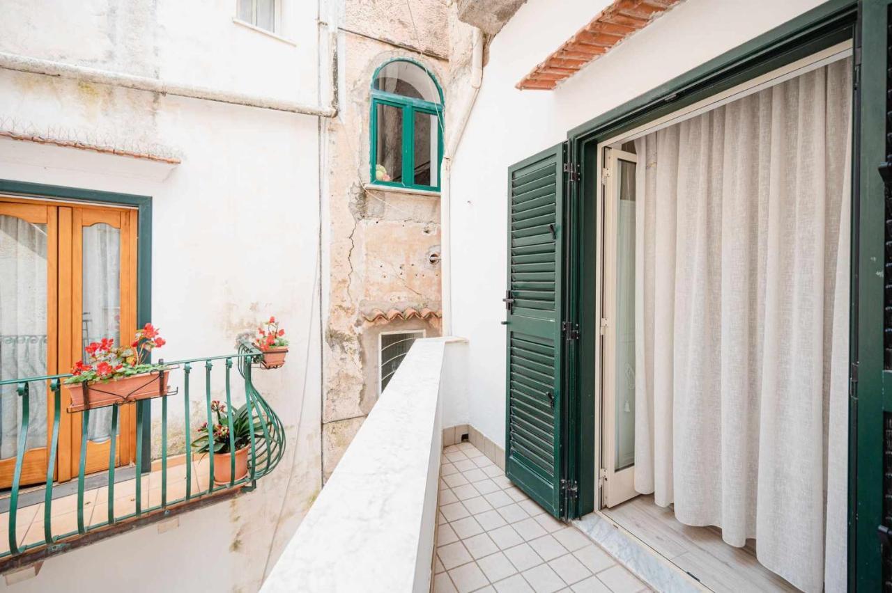 White Amalfi Centro Storico By Italianhost Apartment Exterior photo