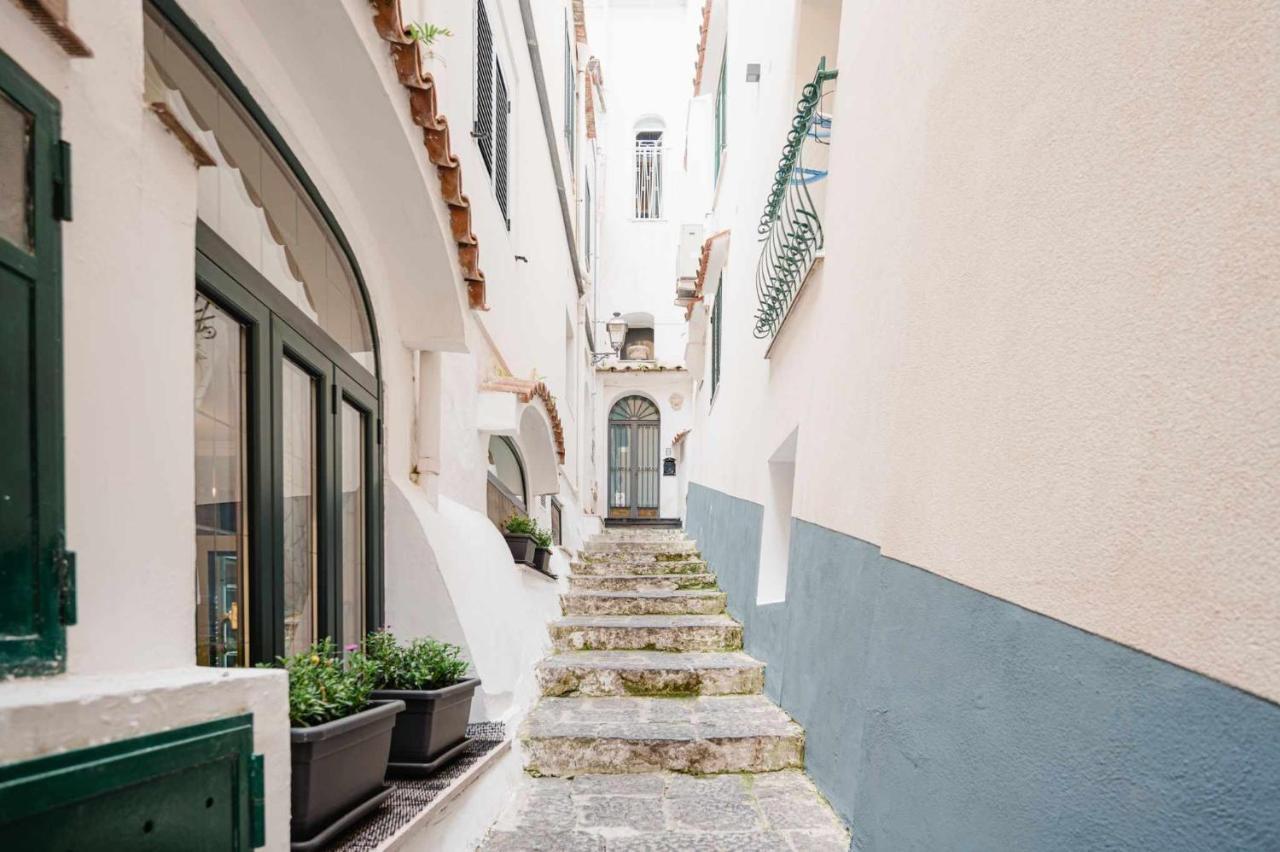 White Amalfi Centro Storico By Italianhost Apartment Exterior photo